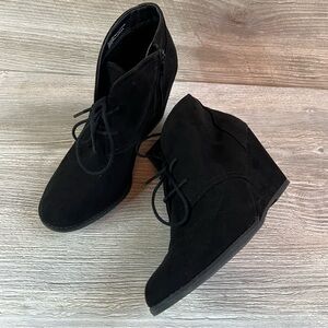 Vegan black textile wedge zipper and lace up round toe bootie size 9